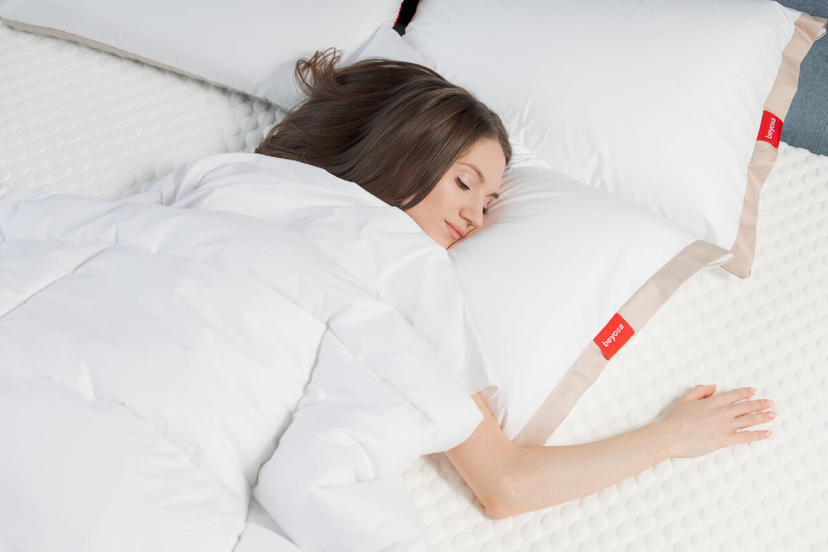 Почему вредно спать на животе, и как улучшить положение?